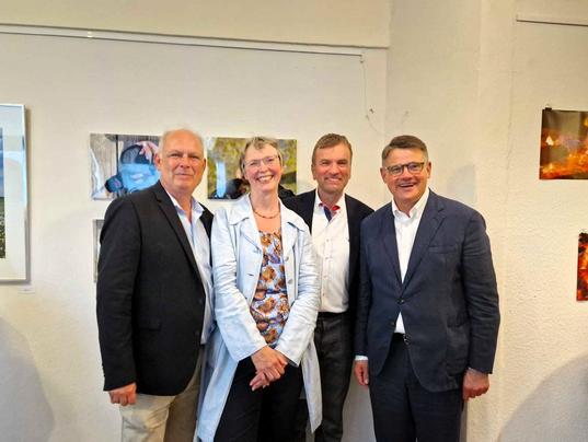 Foto: Martin Schüller (Geschäftsführer Einzelhandelsverband Hessen-Nord), Elke Müldner (Buchhandlung Mander), Dirk Scharrer (Bürgermeister Woflhagen), Boris Rhein (Ministerpräsident Hessen)
