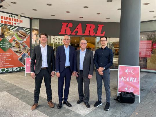 Wirtschaftsminister Tarek Al-Wazir besucht unser Mitglied KARL Konzeptkaufhaus in Fulda (v.l.n.r.: Marcel Rösel, Tarek Al-Wazir, Dr. Joachim Stoll, Patrik Marquardt)