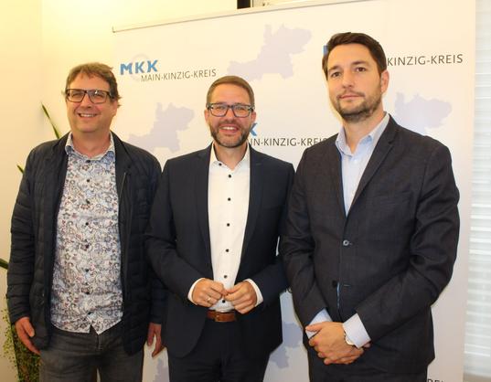 Landrat Thorsten Stolz (Mitte) empfängt Jochen Ruths (links) und Sven Rohde (rechts)