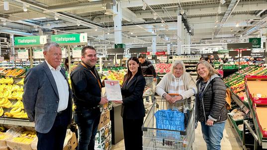 Zertifikatsübergabe im GLOBUS Markt Eschborn
v.l.n.r.: Helmut Bauch (Dezernent für Seniorenarbeit, Stadt Eschborn), Alina Jusenovic (Handelsverband Hessen e.V.), zufriedene Kundin im GLOBUS Markt Eschborn, Susanne Däbritz (Sachgebietsleiterin, Stadt Eschborn)