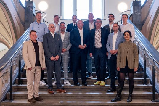 Innenminister Roman Poseck gemeinsam mit Christian Naumann, Vizepräsident Handelsverband Hessen sowie Jochen Ruths, Präsident Handelsverband Hessen, Niklas Klüdtke, Manager Regional Store Operations ALDI Süd, Erich Deckenbach, Interessenvertreter EDEKA Südwest, Benjamin Becker, Projektleitung handel.digital, Bastian Rötschke, Revisionsleitung REWE Mitte, Patrick Herden, Sachbearbeiter Marktrevision REWE Mitte, Christopher Pfaff aus dem Landespolizeipräsidium der Polizei Hessen, Klaus Günther, Revisionsleitung EDEKA Südwest, Sven Rohde, Hauptgeschäftsführer Handelsverband Hessen, Leonard Rohde, Werkstudent handel.digital, Funda Bakan, Kommunikationsleitung Handelsverband Hessen.