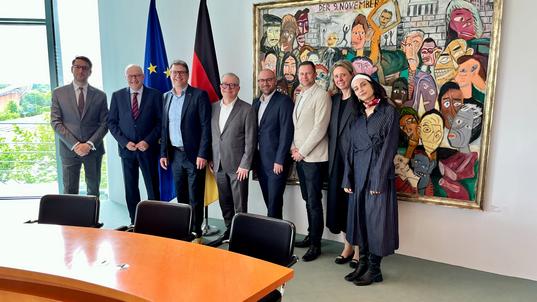 Die hessische Handelsdelegation im Bundeskanzleramt zum Austausch mit Staatsminister Dr. Meister.
(v. l. n. r.: Sven Rohde [Hauptgeschäftsführer Handelsverband Hessen], Dr. Michael Meister [Staatsminister für Bund-Länder-Beziehungen], Jochen Ruths [Präsident Handelsverband Hessen], Dr. Joachim Stoll [Präsidiumsmitglied Handelsverband Hessen], Patrick Peckmann [Geschäftsführer Einzelhandelsverband Hessen-Nord], Christian Naumann [Vizepräsident Handelsverband Hessen], Tatjana Steinbrenner [Vizepräsidentin Handelsverband Hessen], Funda Bakan [Leitung Kommunikation Handelsverband Hessen])