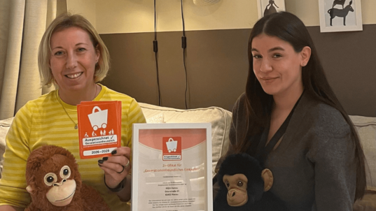 Zertfikatsübergabe "Generationenfreundliches Einkaufen" im IKEA Hanau mit Tanja Vorderstemann (Shopping Experience Manager IKEA Hanau) und Alina Jusenovic (Projektbetreuerin Handelsverband Hessen).