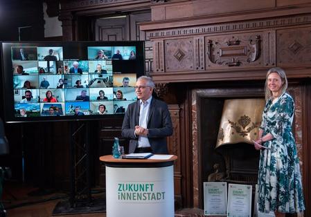 Tarek Al-Wazir (Hessischer Minister für Wirtschaft, Energie, Verkehr und Wohnen) gemeinsam mit Tatjana Steinbrenner (Vize-Präsidentin Handelsverband Hessen e.V.)