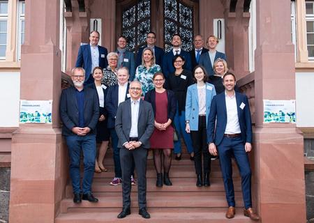 Bündnispartner “Zukunft Innenstadt” gemeinsam mit Tarek Al-Wazir (Hessischer Minister für Wirtschaft, Energie, Verkehr und Wohnen) vor den Räumlichkeiten des Handelsverbandes Hessen.