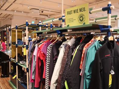 Mikrofon mit Notizen im Hintergrund